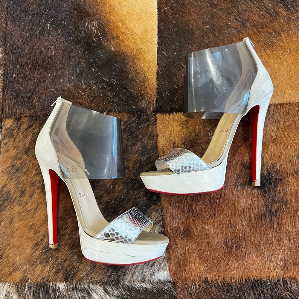 Taylor Swift: Christian Louboutin “Dufoura” Sandals in Smoke/Silver/White - Picture 3 of 15